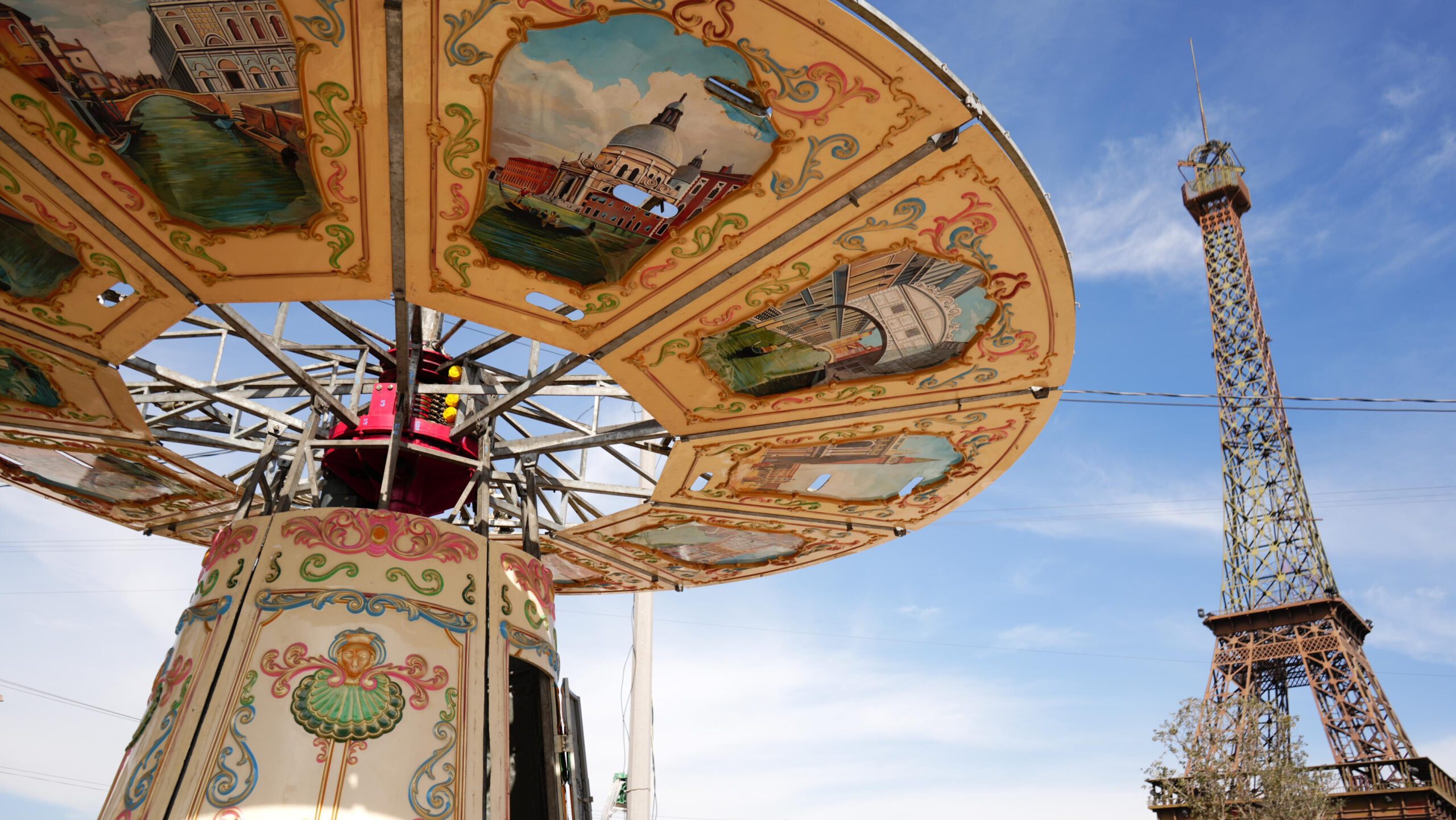 Carrusel en la plaza de la Torre Eiffel Gómez Palacio