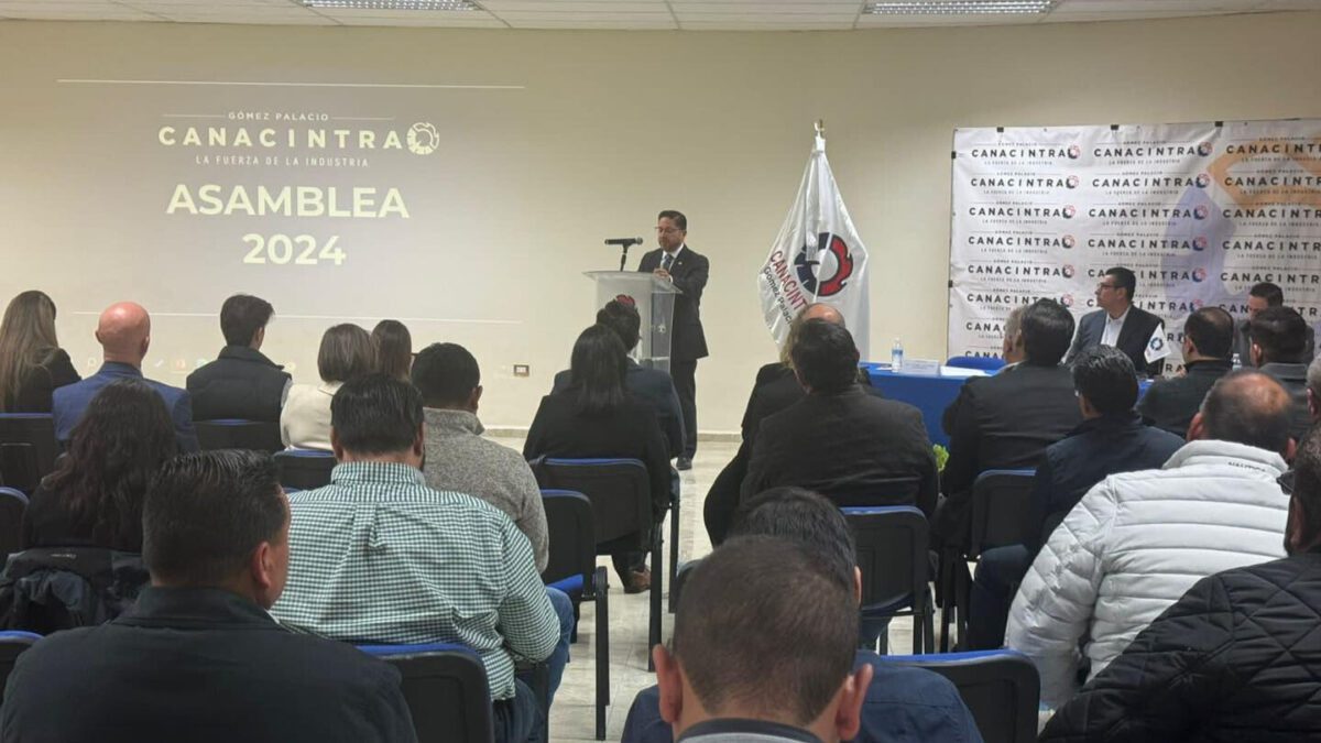 Imagen de cortesía sobre la toma de protesta del nuevo presidente de Canacintra Gómez Palacio.
