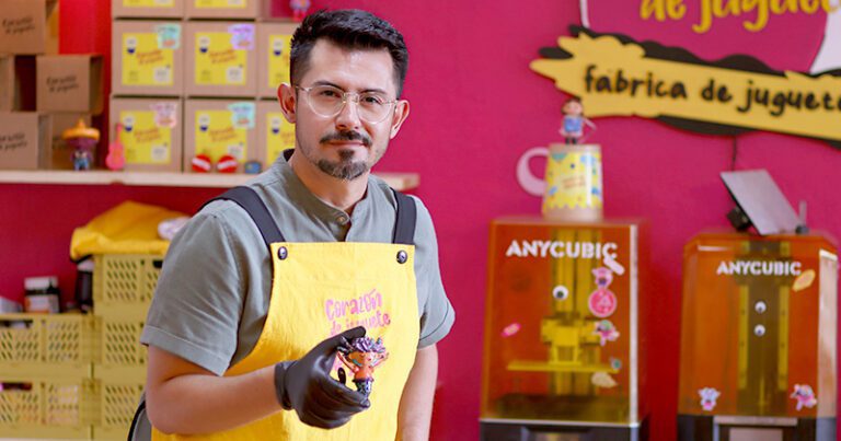Josué Velázquez fundador de la fábrica de juguetes Corazón de Juguete en Guadalajara