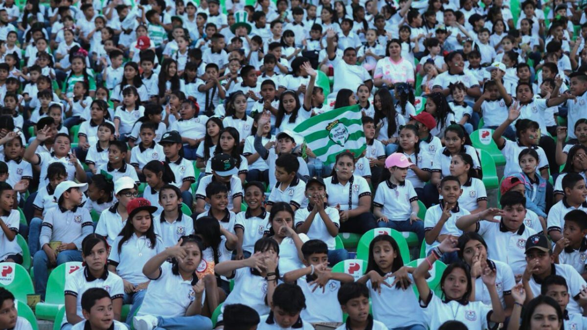 En el partido de Club Santos contra Pachuca, de la jornada 16, los Guerreros tuvieron varios invitados especiales en el TSM.