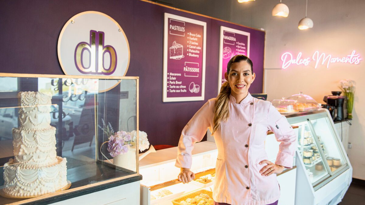 Diana Bazúa inició su camino formal dentro de la repostería a los 15 años. Hoy, con 36 años de edad, es dueña de su propia marca: DB Repostería.