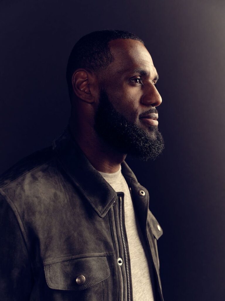Lebron James jugador de basquetball y socio de Lobos 1707