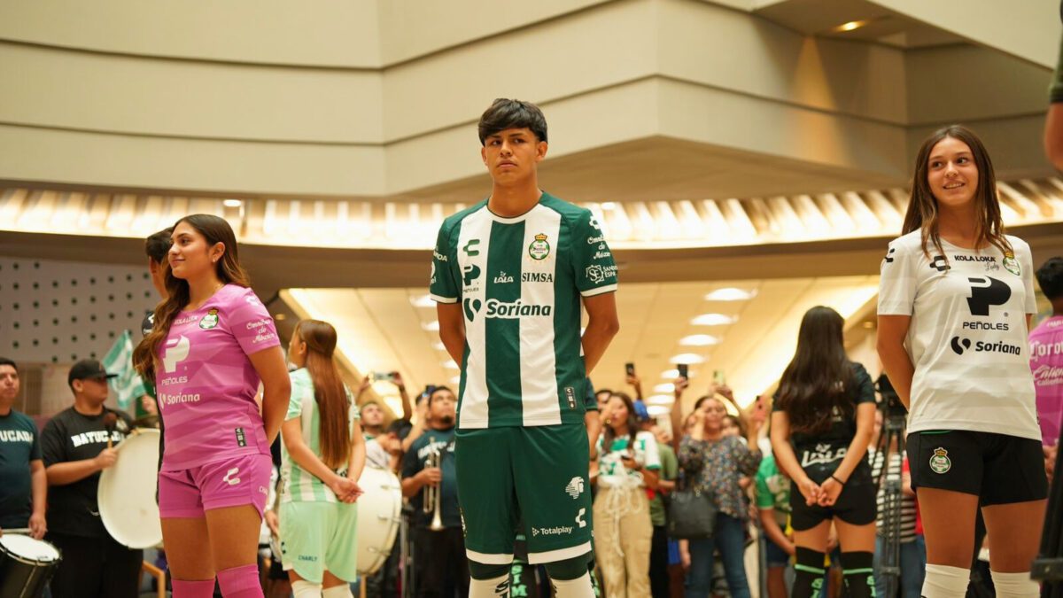Presentación del nuevo jersey de Club Santos Laguna durante el Santos Day 2024 en Torreón.