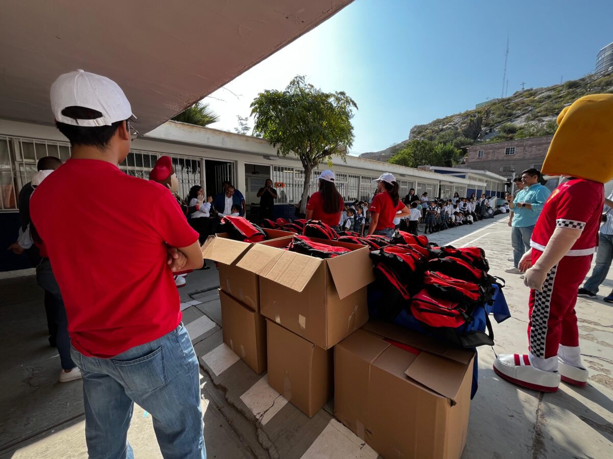Grupo Surman entrega mochilas con útiles escolares