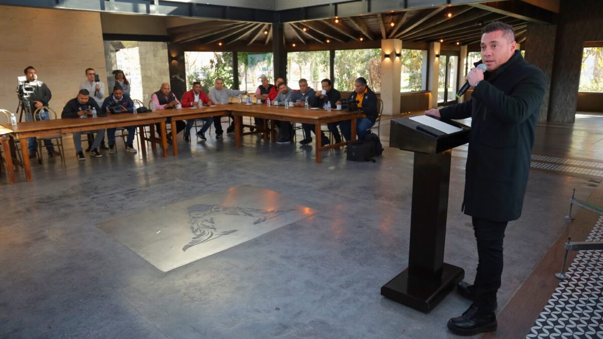 Conferencia de prensa encabezada por Maurice Collier de la Marliere, fundador del movimiento.