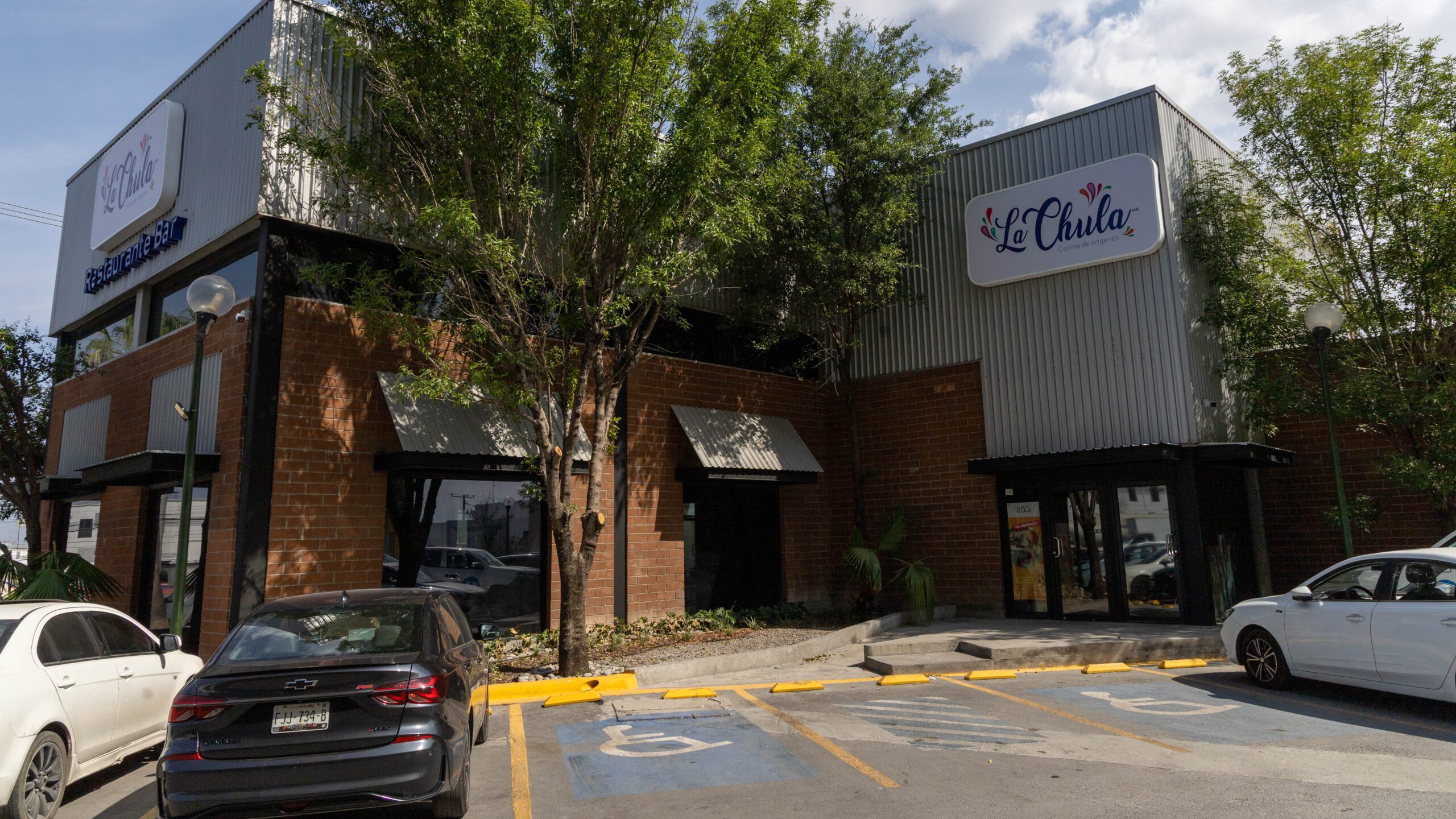 La Chula se ubica sobre el boulevard que conduce al Aeropuerto de Monterrey