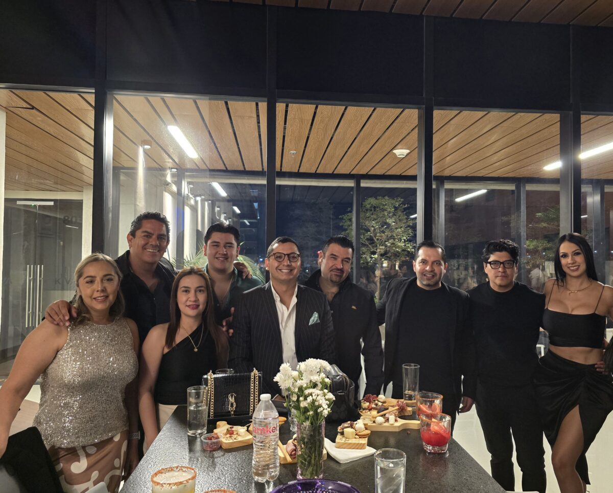 Los asistentes convivieron durante la velada de celebración de aniversario.