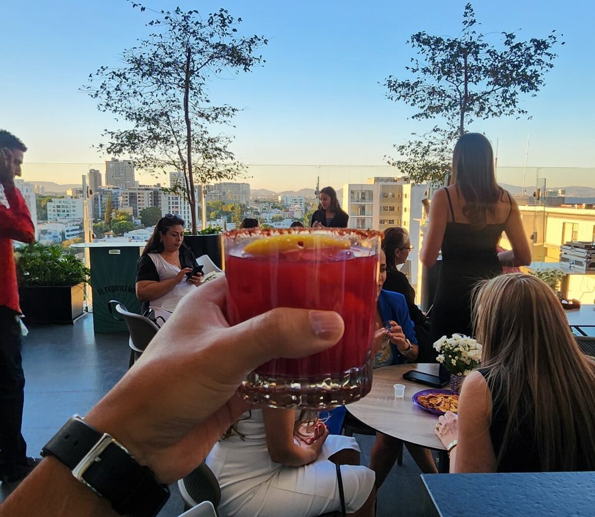 Se sirvieron tragos de mixología, tablitas de quesos, Dj y un grupo con música en vivo