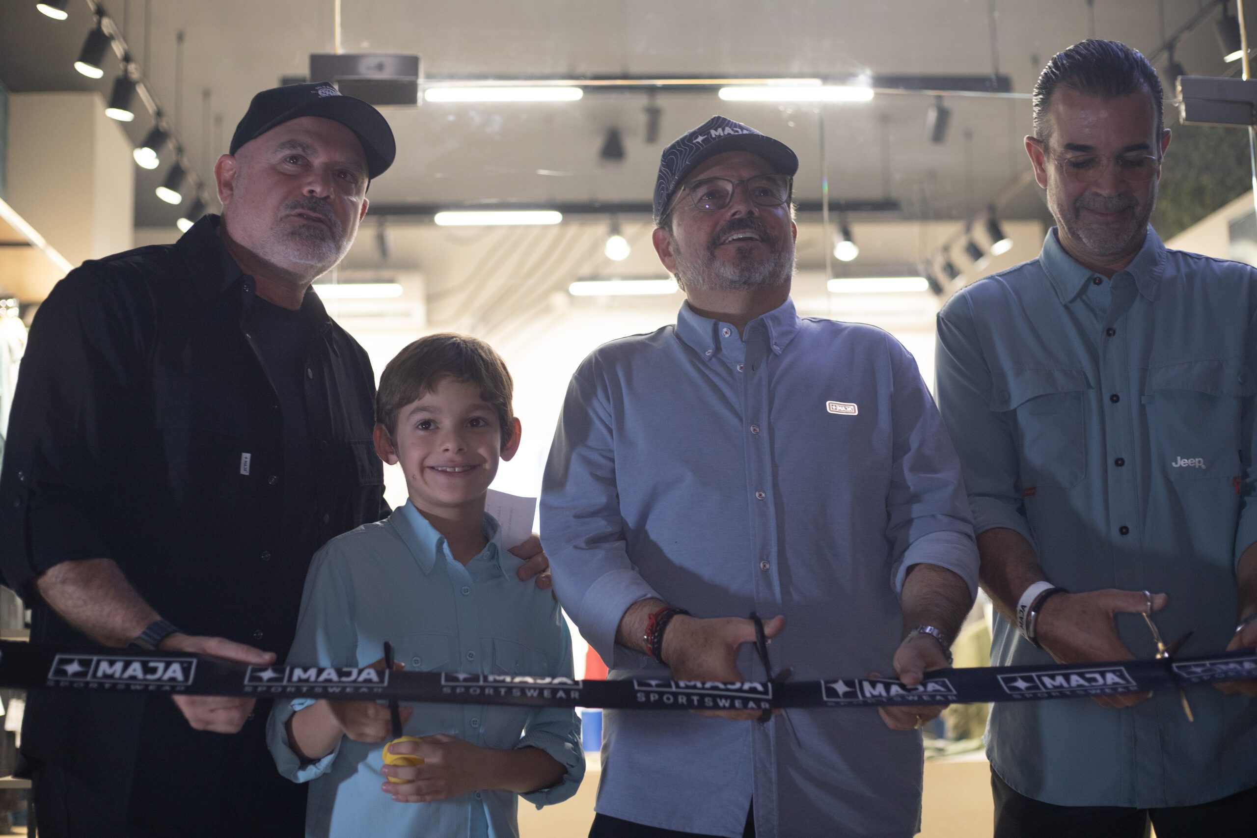 La ceremonia de corte de listón se realizó en presencia de socios, clientes, colaboradores y amigos.