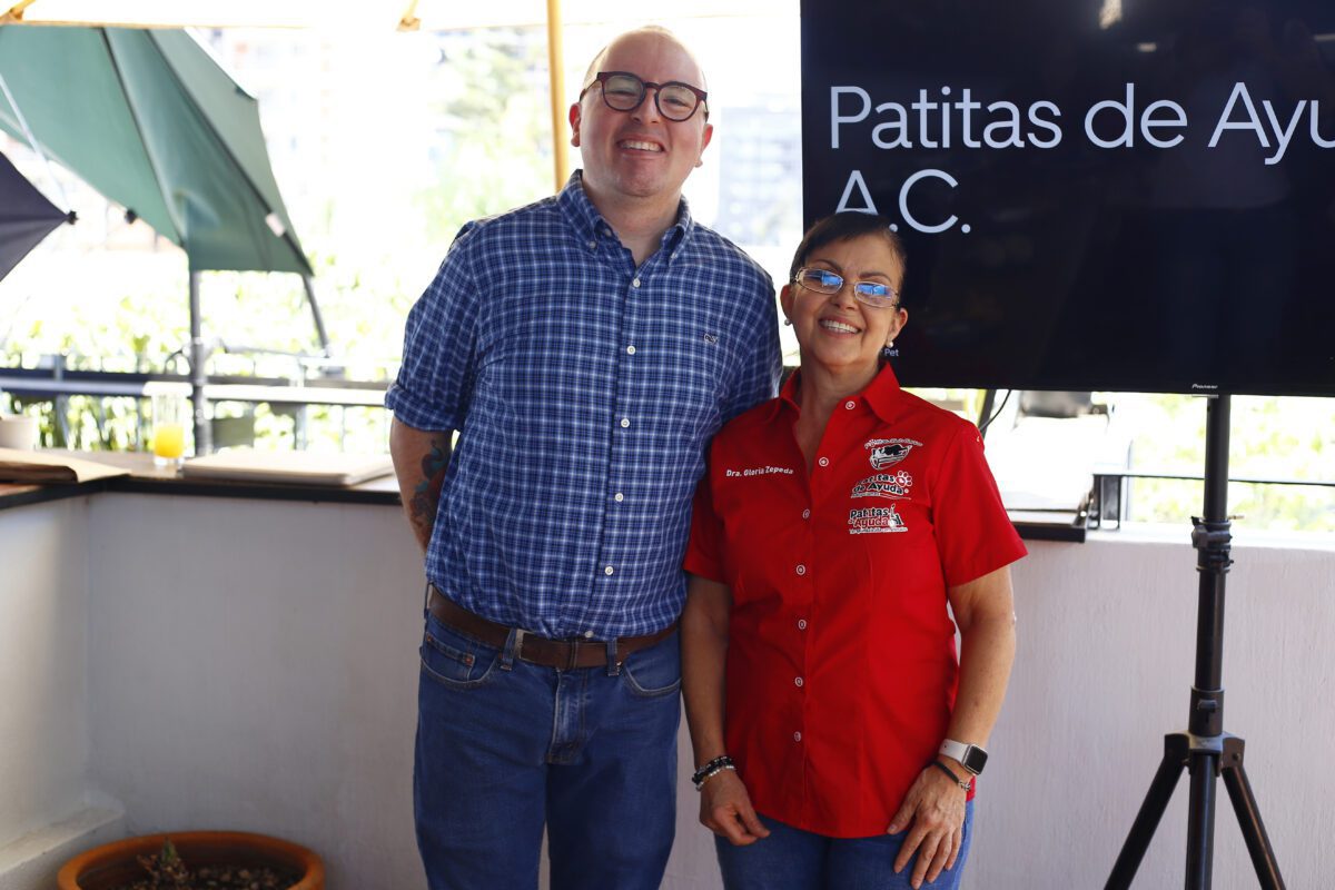 Erick Iliades gerente comercial de Uber MX y Gloria Zepeda presidenta de Patitas de Ayuda AC