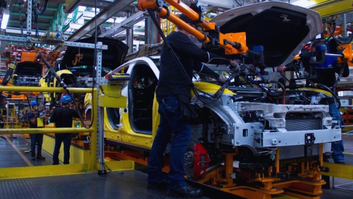 Trump impone aranceles, pero autopartes mexicanas quedan fuera