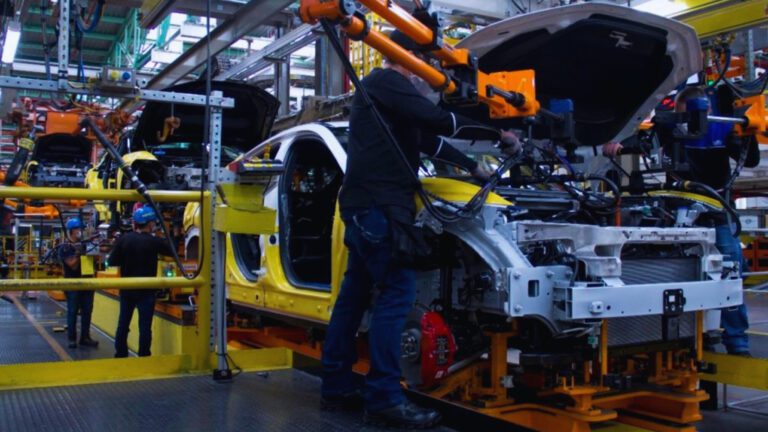 Trump impone aranceles, pero autopartes mexicanas quedan fuera