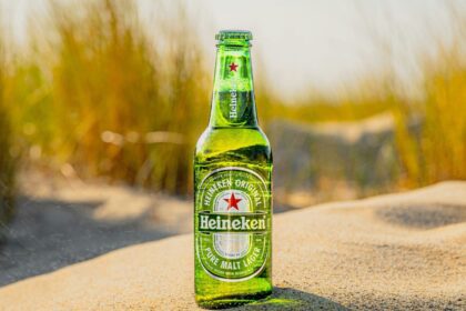 FEMSA cierra ciclo con Heineken. Foto: Unsplash.com / Pascal van Soest