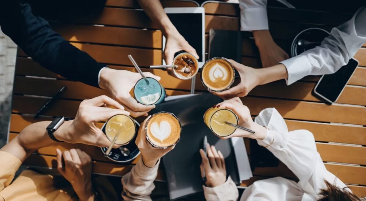 Descubre qué son las coffee parties y por qué están en auge en Monterrey