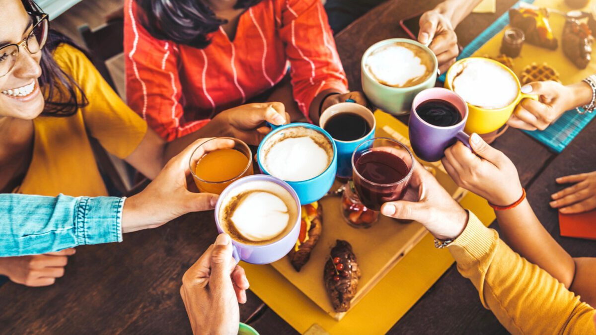 Descubre las coffee parties: encuentros para amantes del café y la cultura