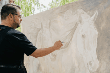 El artista y tatuador Alfonso Rosas brilló durante La Gran Vendimia en el Hotel Rincón del Montero donde pintó y exhibió parte de su obra