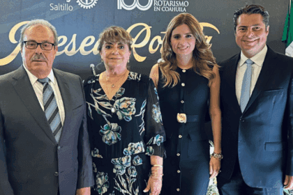 Enrique Martínez y Martínez recibe reconocimiento del Club Rotario de Saltillo