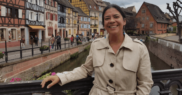 La escritora mexicana Carmen Ávila lleva la literatura nacional al mundo desde Francia. Conoce su trayectoria, premios y visión