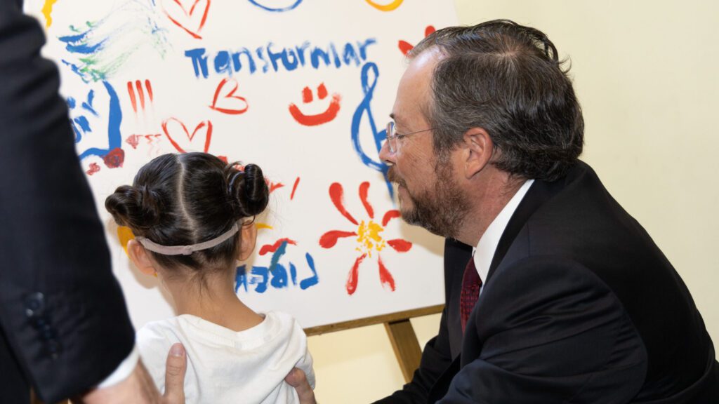 Adrián Lozano, Director General de Bancrea, con una alumna del Instituto Nuevo Amanecer