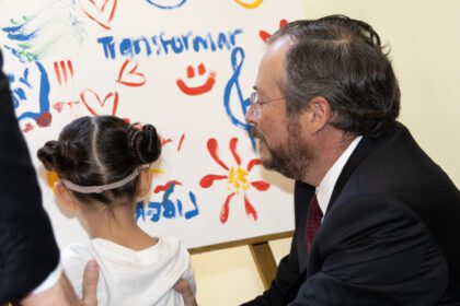 Adrián Lozano, Director General de Bancrea, con una alumna del Instituto Nuevo Amanecer