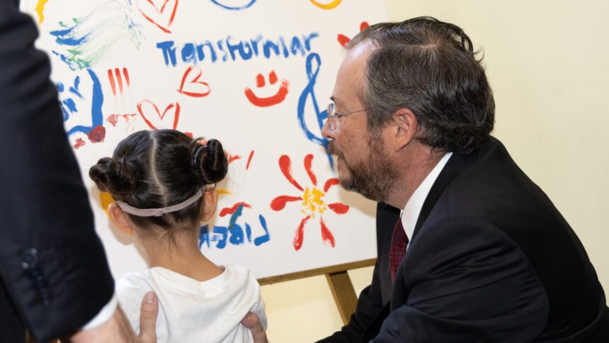 Adrián Lozano, Director General de Bancrea, con una alumna del Instituto Nuevo Amanecer