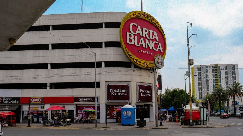 Anuncio luminoso de Carta Blanca