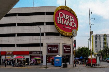 Anuncio luminoso de Carta Blanca