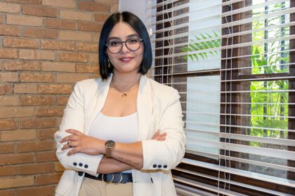 América Perales se distingue por marcar una pauta distinta en la forma de construir marcas, liderar equipos y acompañar a otros emprendedores.