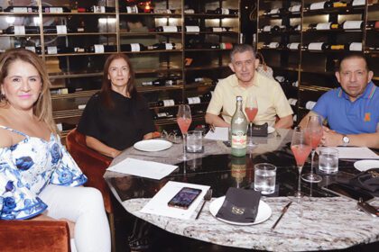 Gente disfrutando la cena maridaje de Jonatan Gómez Luna en SIBAU