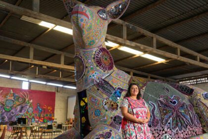Leyla Breshka, junto a la monumental escultura Kauyumari de Torreón, que ira al Festival Burning Man en Estados Unidos.