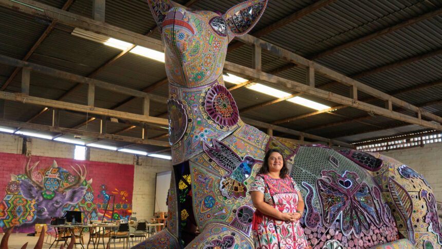 Leyla Breshka, junto a la monumental escultura Kauyumari de Torreón, que ira al Festival Burning Man en Estados Unidos.