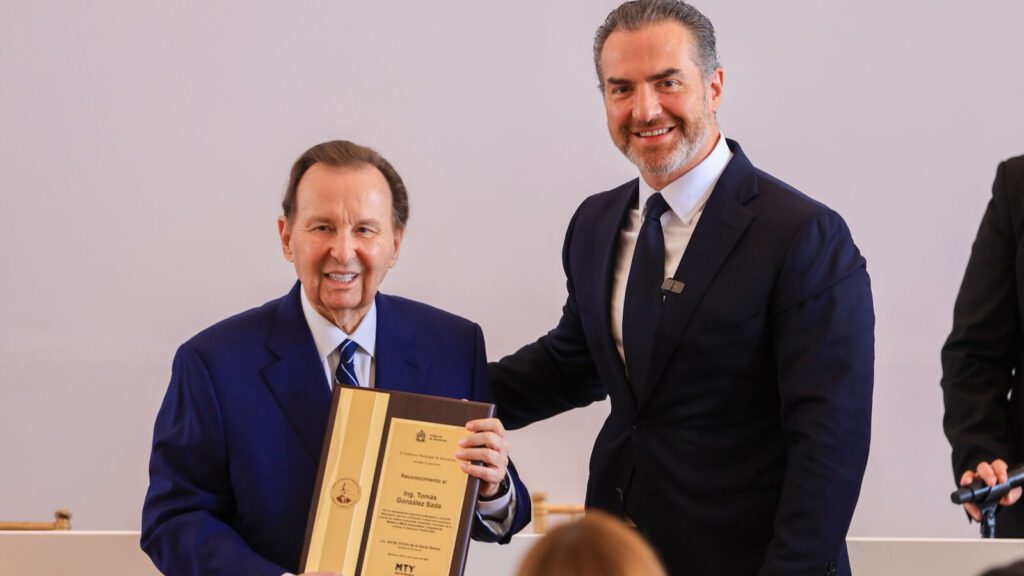 Tomás González Sada recibe el reconocimiento de manos del Alcalde Adrián de la Garza