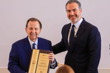 Tomás González Sada recibe el reconocimiento de manos del Alcalde Adrián de la Garza