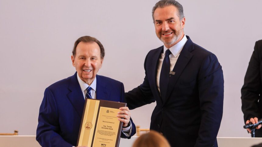 Tomás González Sada recibe el reconocimiento de manos del Alcalde Adrián de la Garza