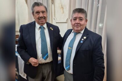 En la imagen, Ciro López y Agustín Garza, presidente entrante del Rotario Saltillo
