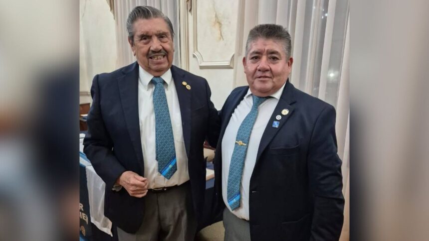 En la imagen, Ciro López y Agustín Garza, presidente entrante del Rotario Saltillo