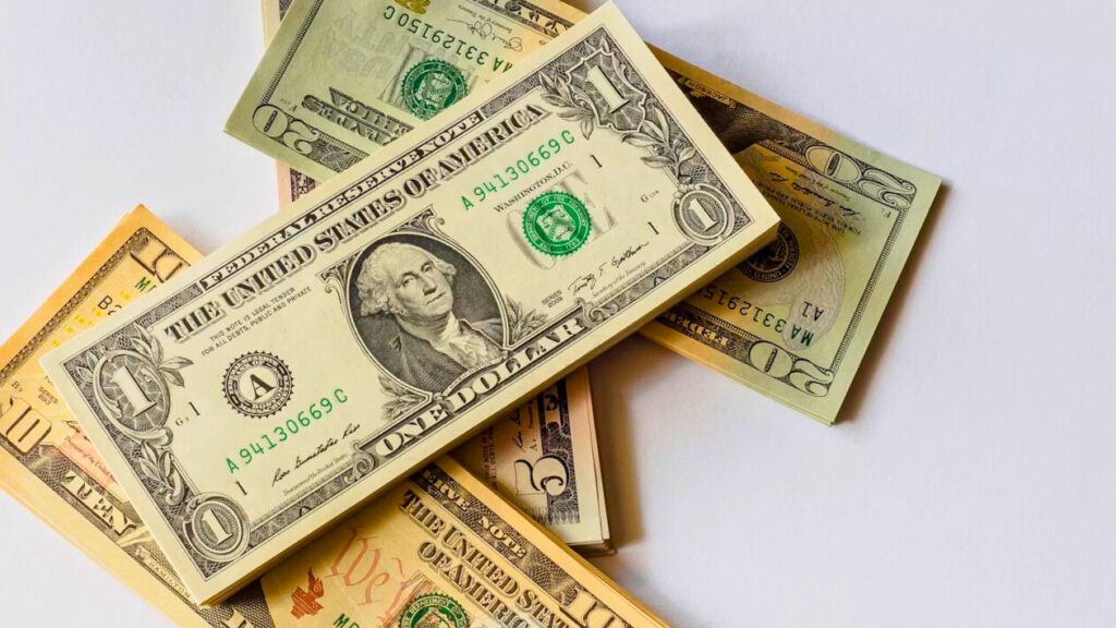 ¿Conviene cambiar dólares hoy? Esto cuesta en México al 12 de agosto de 2025