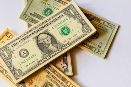 ¿Conviene cambiar dólares hoy? Esto cuesta en México al 12 de agosto de 2025