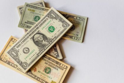 Peso mexicano se deprecia levemente frente al dólar este martes 8 de julio 2025