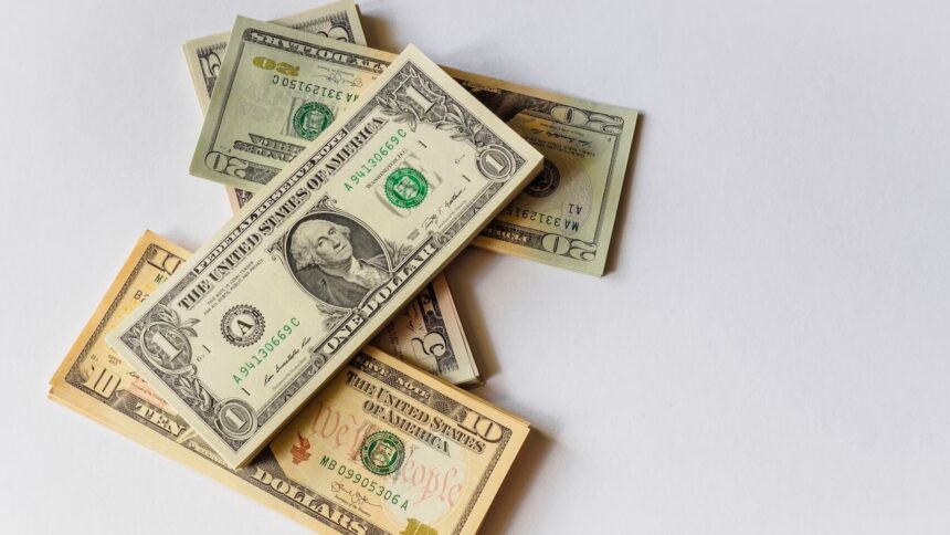 Peso mexicano se deprecia levemente frente al dólar este martes 8 de julio 2025