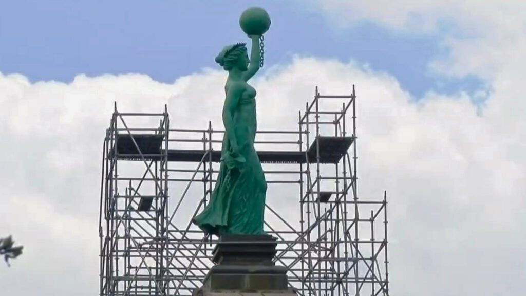 Regresa 'La Mona' al Arco de Monterrey: Así quedó