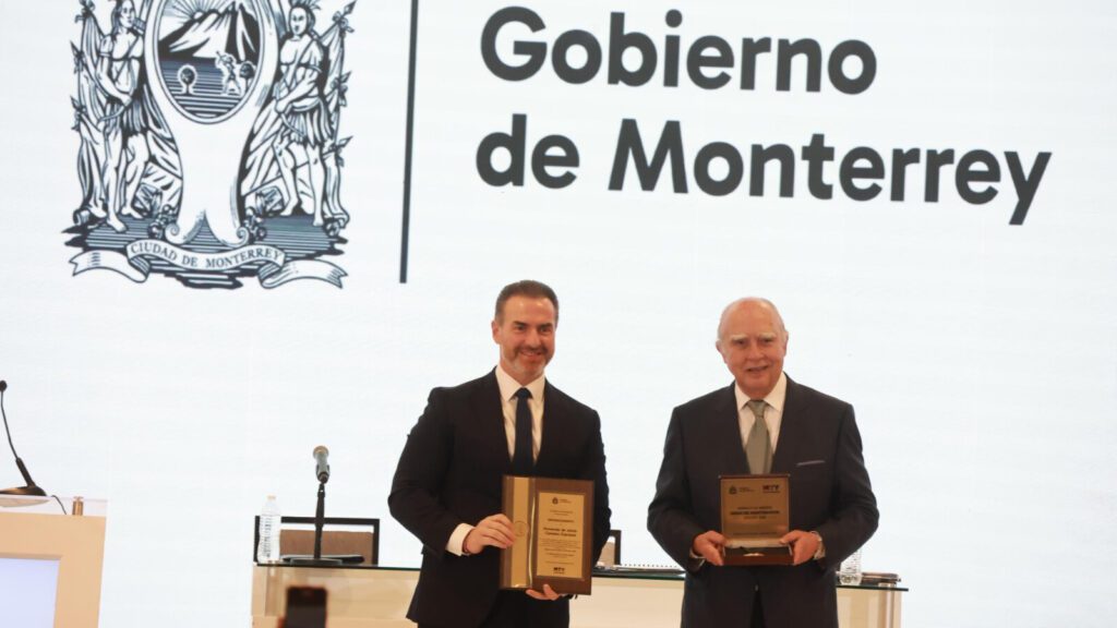 Entrega de medalla a Fernando Canales Clariond