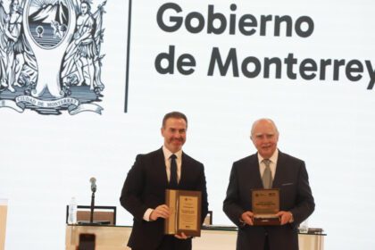 Entrega de medalla a Fernando Canales Clariond