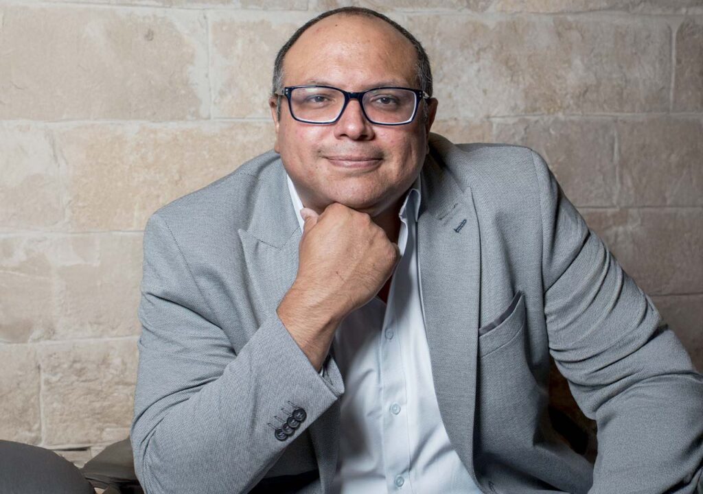 Su trayectoria combina innovación tecnológica, diversidad cultural y proyectos globales que hoy inspiran a ejecutivos y a nuevas generaciones.