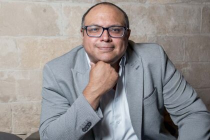 Su trayectoria combina innovación tecnológica, diversidad cultural y proyectos globales que hoy inspiran a ejecutivos y a nuevas generaciones.