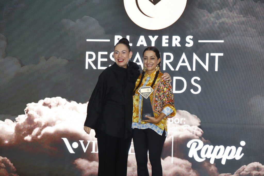 La chef Edna Alanís entregó el premio Trayectoria Gastronómica ala chef Lula Martín del Campo durante los PRA Guadalajara 2025.
