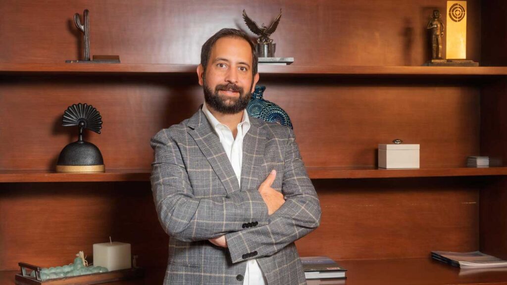 Como empresario y servidor público, Marcelo Valdés Quintanilla lidera a una generación que impulsa al desarrollo económico como un factor inseparable del bienestar común.