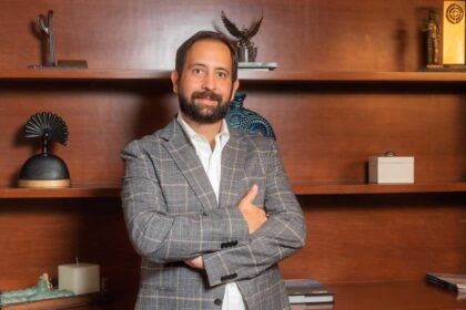 Como empresario y servidor público, Marcelo Valdés Quintanilla lidera a una generación que impulsa al desarrollo económico como un factor inseparable del bienestar común.