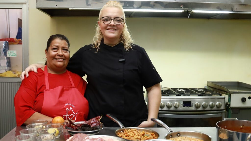 Chef MaryLu Gidi, con Cecy, quien es la jefa de cocina en Mandil Rojo.