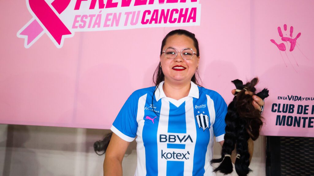 Donación de trenzas en Estadio de Rayados